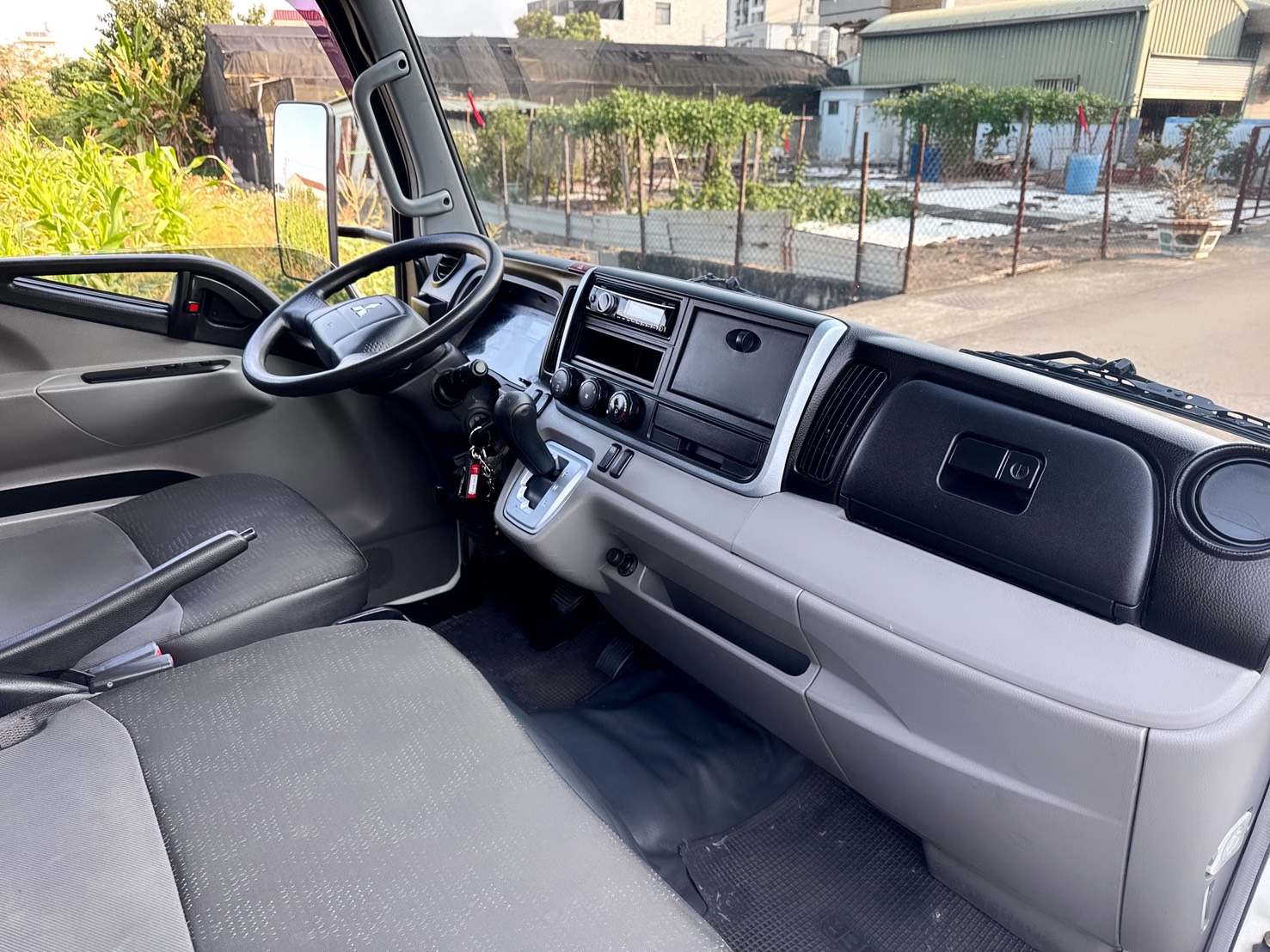 2018年 三菱 FUSO 堅達 貨車  超長軸14.5尺+總重升級『5噸』  搭載高頂塑鋁版廂+升降尾門  免加尿素~『自排』車型好駕馭  第14張相片