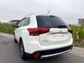 2016年 三菱 OUTLANDER 魅力型  超低里程~年里程5300公里~里程保證 全新安卓機+電子後視鏡+後廂置物盒  內外如新~CP值最高SUV休旅車首選  第3張縮圖