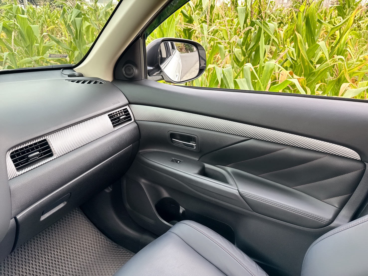 2016年 三菱 OUTLANDER 魅力型  超低里程~年里程5300公里~里程保證 全新安卓機+電子後視鏡+後廂置物盒  內外如新~CP值最高SUV休旅車首選  第9張相片