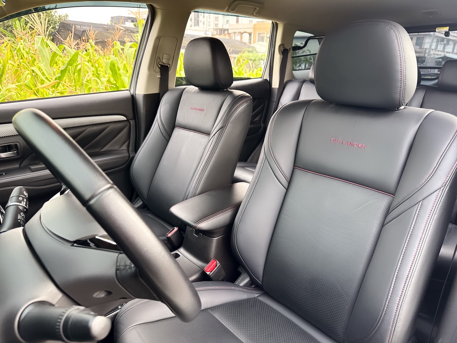 2016年 三菱 OUTLANDER 魅力型  超低里程~年里程5300公里~里程保證 全新安卓機+電子後視鏡+後廂置物盒  內外如新~CP值最高SUV休旅車首選  第11張相片