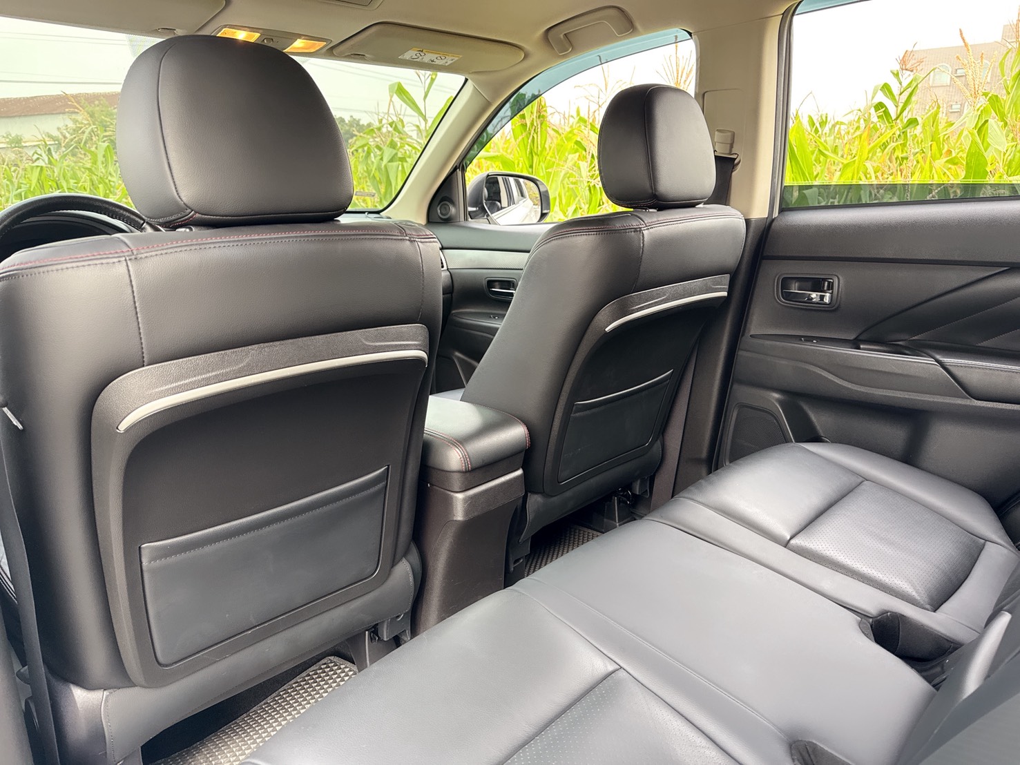 2016年 三菱 OUTLANDER 魅力型  超低里程~年里程5300公里~里程保證 全新安卓機+電子後視鏡+後廂置物盒  內外如新~CP值最高SUV休旅車首選  第12張相片