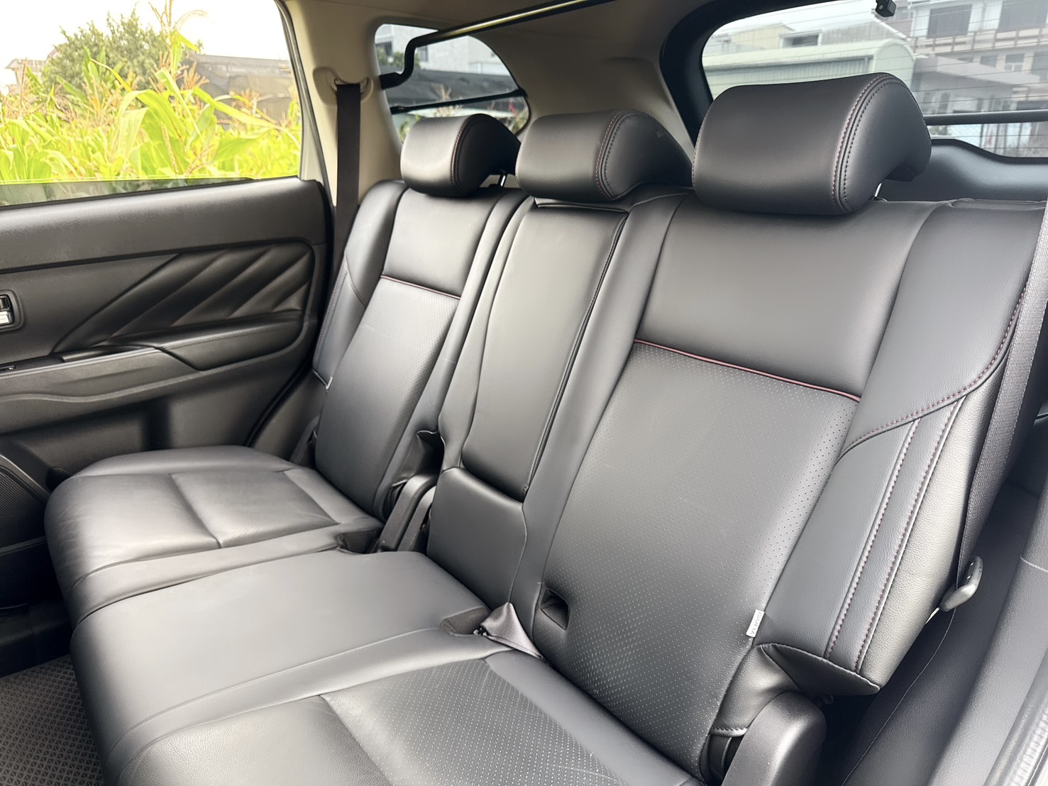 2016年 三菱 OUTLANDER 魅力型  超低里程~年里程5300公里~里程保證 全新安卓機+電子後視鏡+後廂置物盒  內外如新~CP值最高SUV休旅車首選  第13張相片