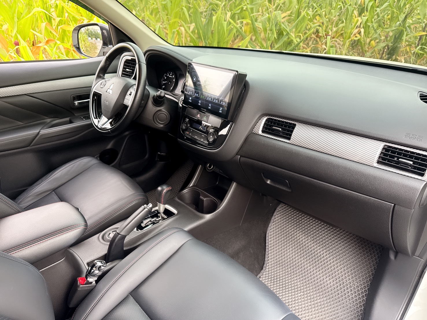 2016年 三菱 OUTLANDER 魅力型  超低里程~年里程5300公里~里程保證 全新安卓機+電子後視鏡+後廂置物盒  內外如新~CP值最高SUV休旅車首選  第14張相片