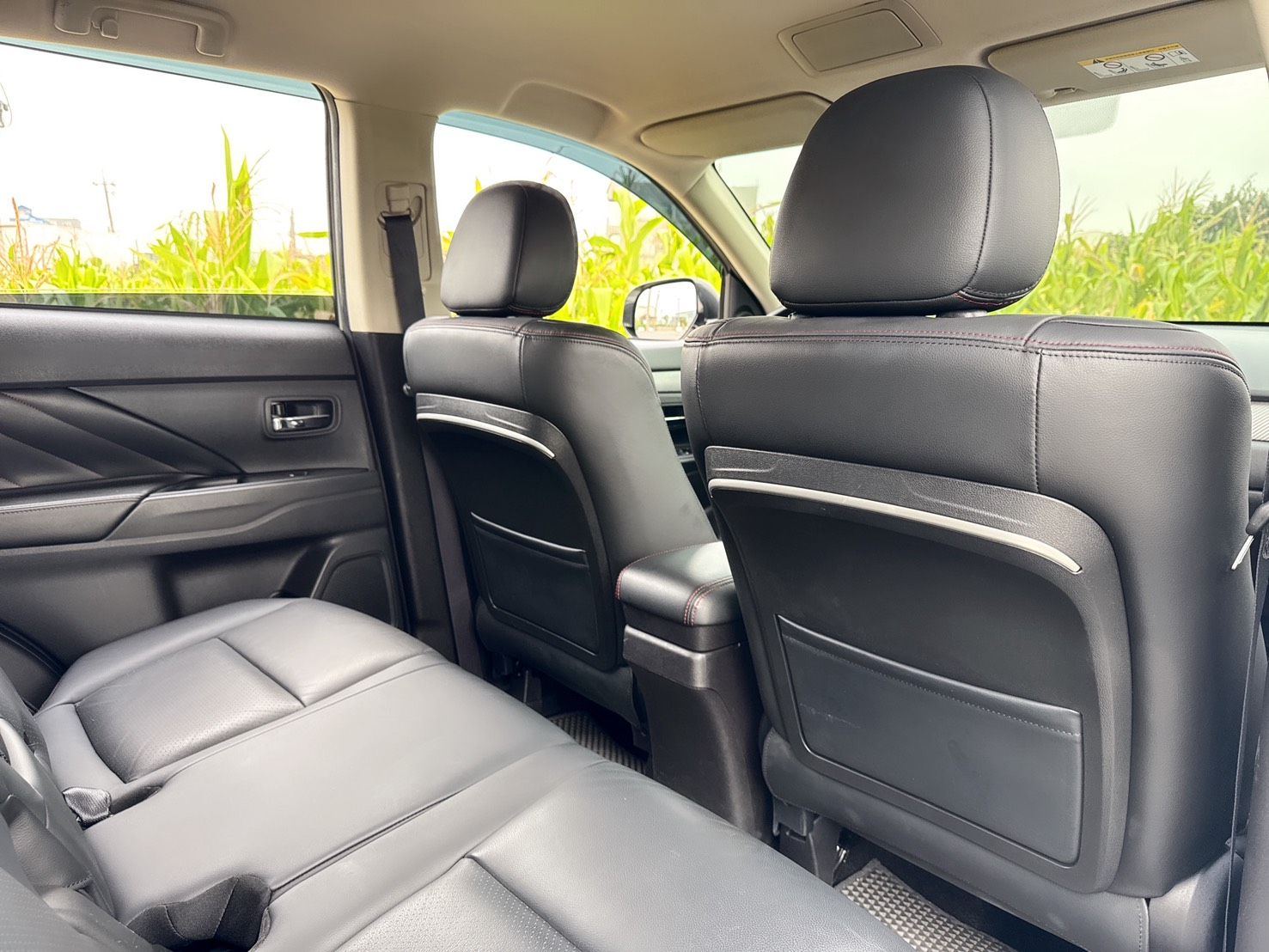 2016年 三菱 OUTLANDER 魅力型  超低里程~年里程5300公里~里程保證 全新安卓機+電子後視鏡+後廂置物盒  內外如新~CP值最高SUV休旅車首選  第16張相片