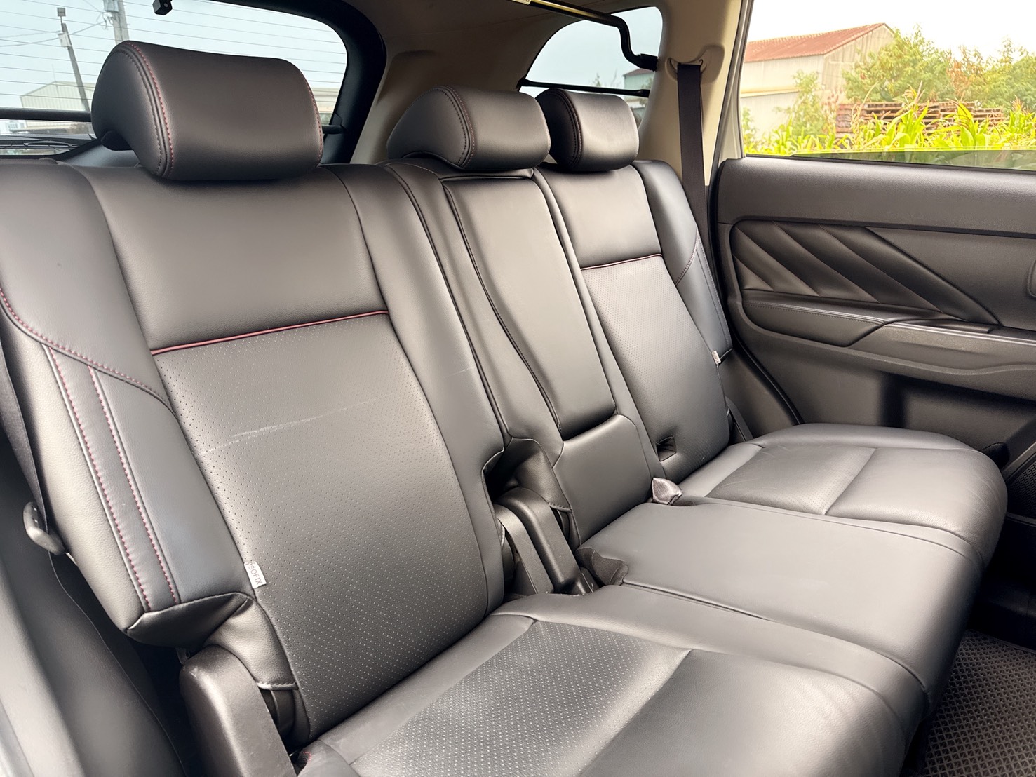 2016年 三菱 OUTLANDER 魅力型  超低里程~年里程5300公里~里程保證 全新安卓機+電子後視鏡+後廂置物盒  內外如新~CP值最高SUV休旅車首選  第17張相片