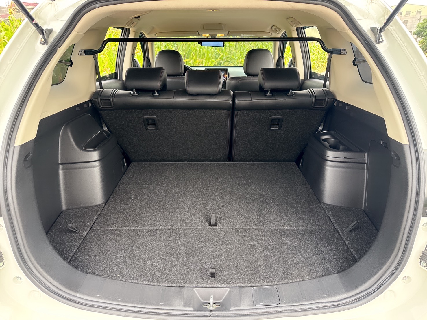 2016年 三菱 OUTLANDER 魅力型  超低里程~年里程5300公里~里程保證 全新安卓機+電子後視鏡+後廂置物盒  內外如新~CP值最高SUV休旅車首選  第18張相片