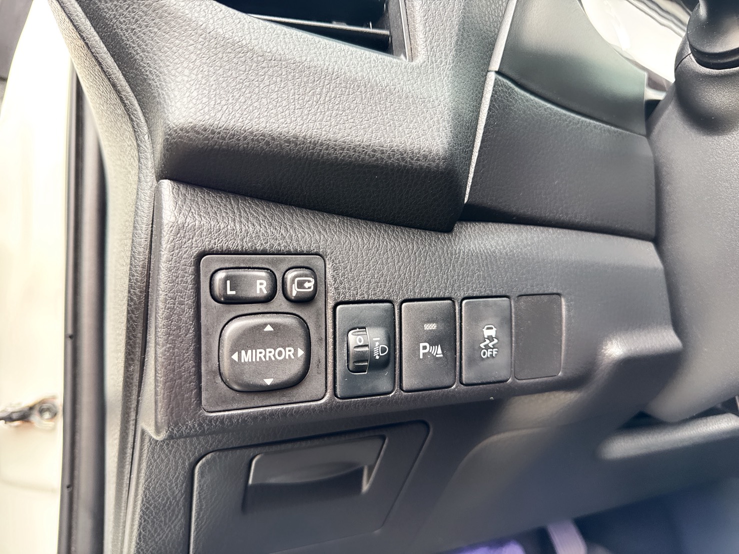 2016年 TOYOTA ALTIS 11代  一手車~Safety+版本~免key  高妥善率~省油省稅~影音齊全  空間寬敞+乘坐舒適+動力充足  第6張相片