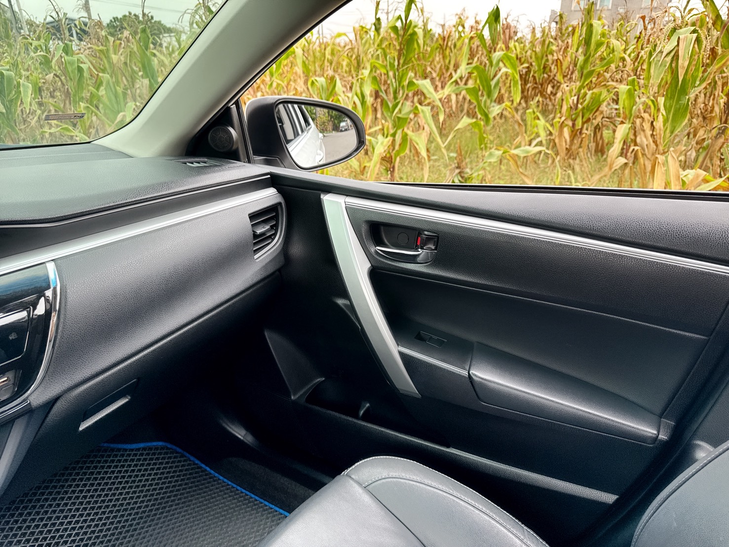 2016年 TOYOTA ALTIS 11代  一手車~Safety+版本~免key  高妥善率~省油省稅~影音齊全  空間寬敞+乘坐舒適+動力充足  第10張相片