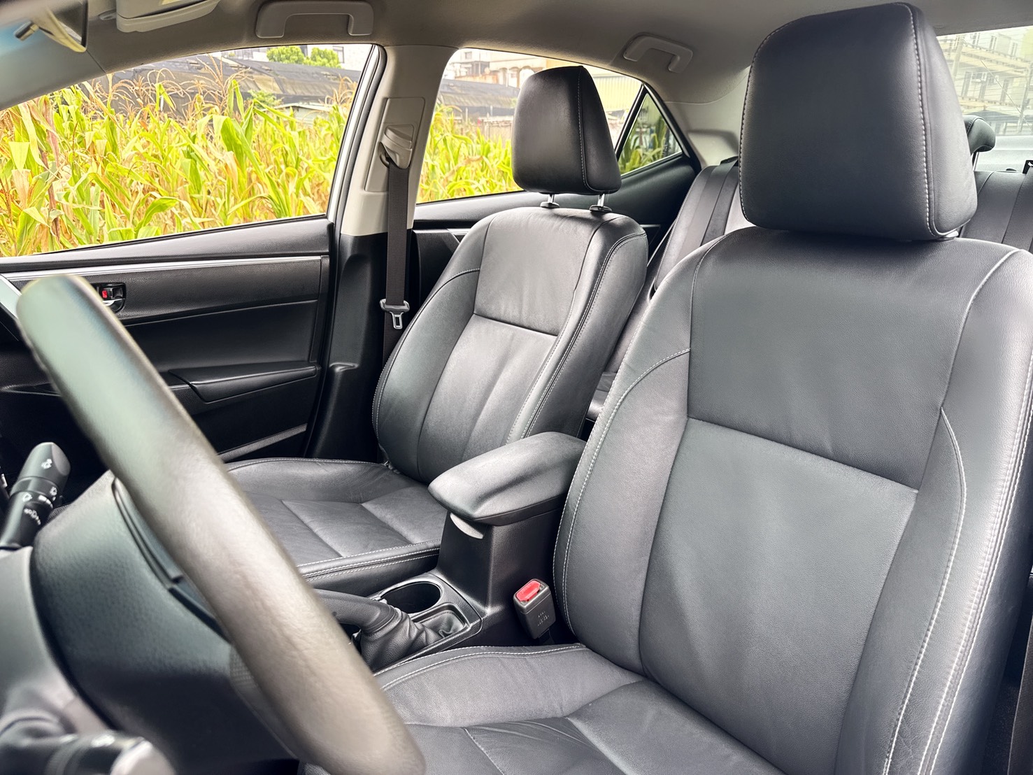 2016年 TOYOTA ALTIS 11代  一手車~Safety+版本~免key  高妥善率~省油省稅~影音齊全  空間寬敞+乘坐舒適+動力充足  第12張相片