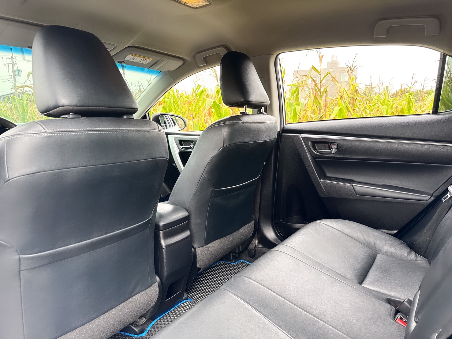 2016年 TOYOTA ALTIS 11代  一手車~Safety+版本~免key  高妥善率~省油省稅~影音齊全  空間寬敞+乘坐舒適+動力充足  第13張相片