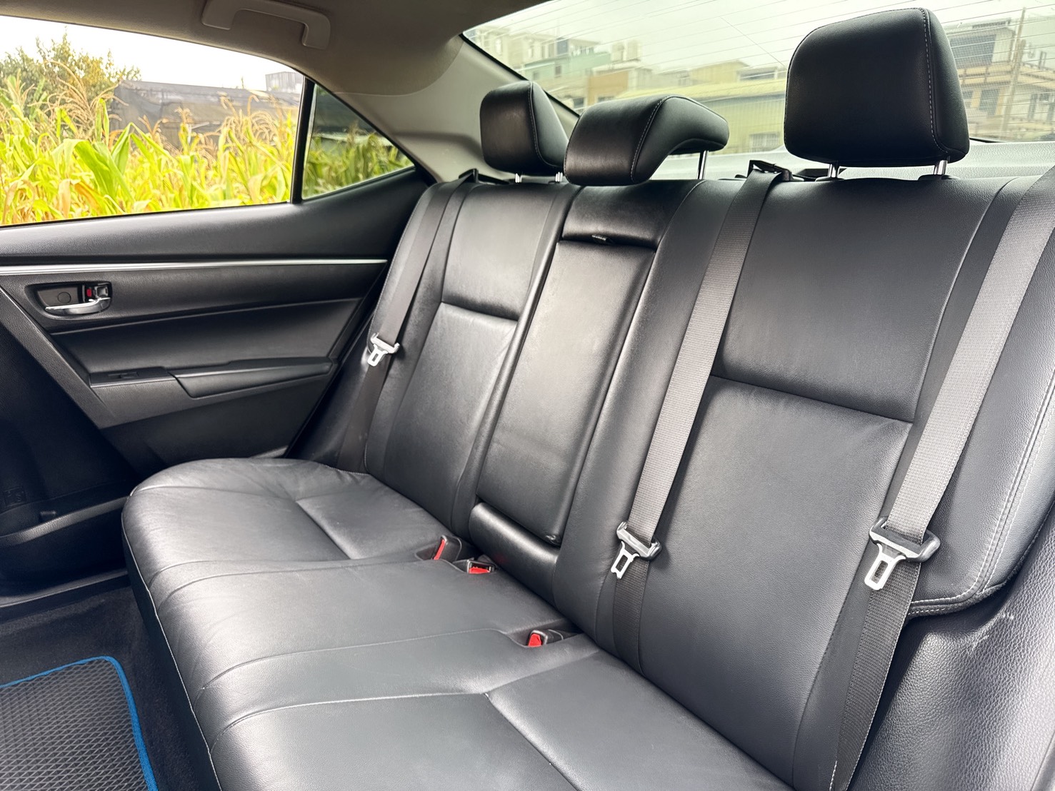 2016年 TOYOTA ALTIS 11代  一手車~Safety+版本~免key  高妥善率~省油省稅~影音齊全  空間寬敞+乘坐舒適+動力充足  第14張相片