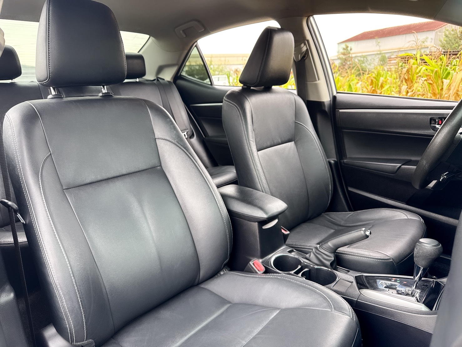 2016年 TOYOTA ALTIS 11代  一手車~Safety+版本~免key  高妥善率~省油省稅~影音齊全  空間寬敞+乘坐舒適+動力充足  第16張相片