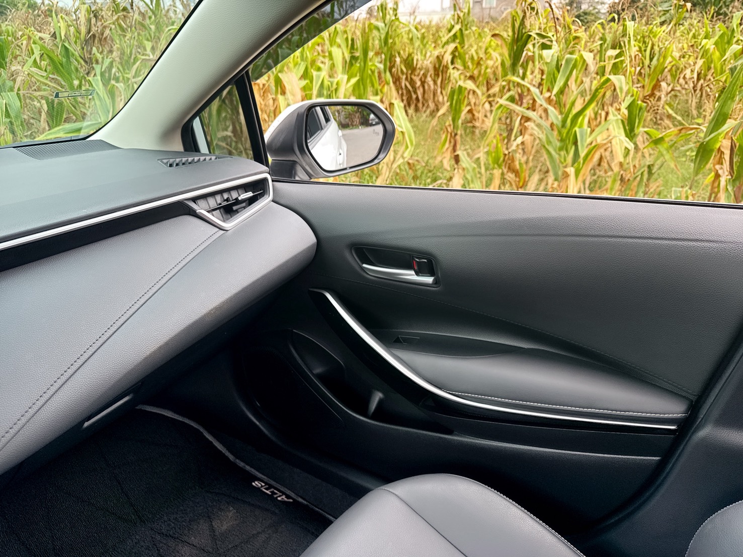 2019年 TOYOTA ALTIS 尊爵版  超低里程~年均里程5800公里  原版件 免KEY版 全新改款外型  ACC主動式跟車+車道維持輔助  第9張相片