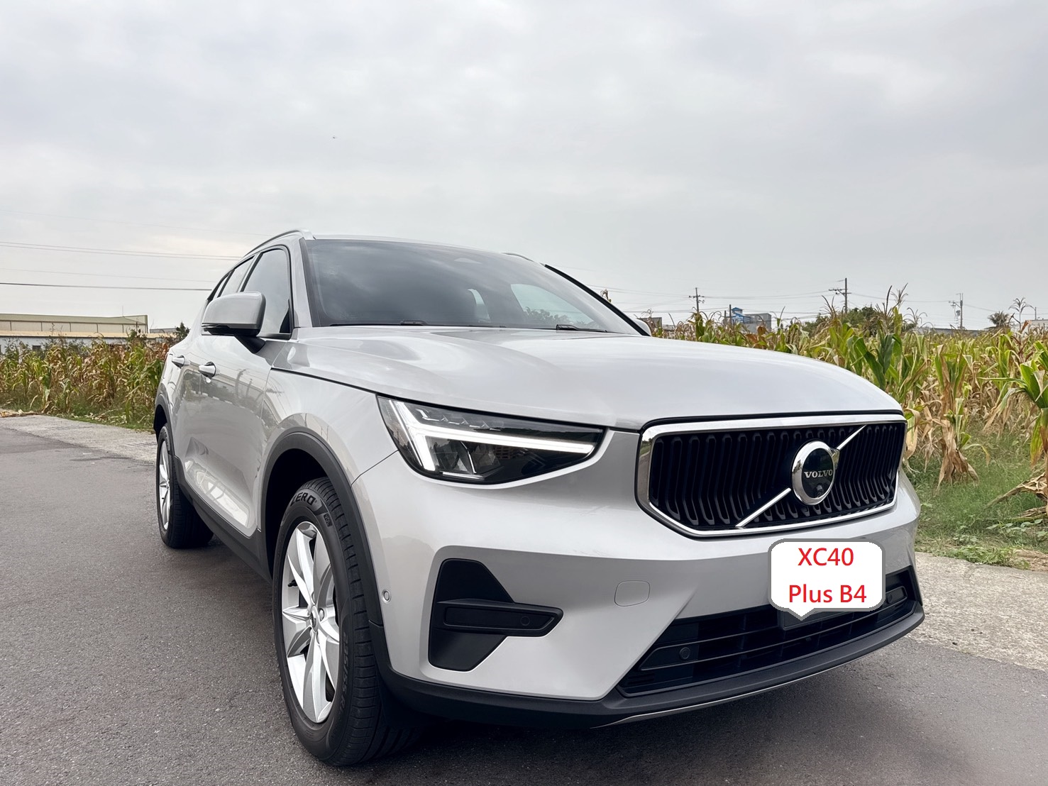 2022年 Volvo XC40 Plus B4  媲美全新車級的內外觀及車況  同級距唯一遠端更新OTA車機  影音娛樂夥伴兼具安全及科技  北歐都會誇界休旅車唯一首選  第2張相片