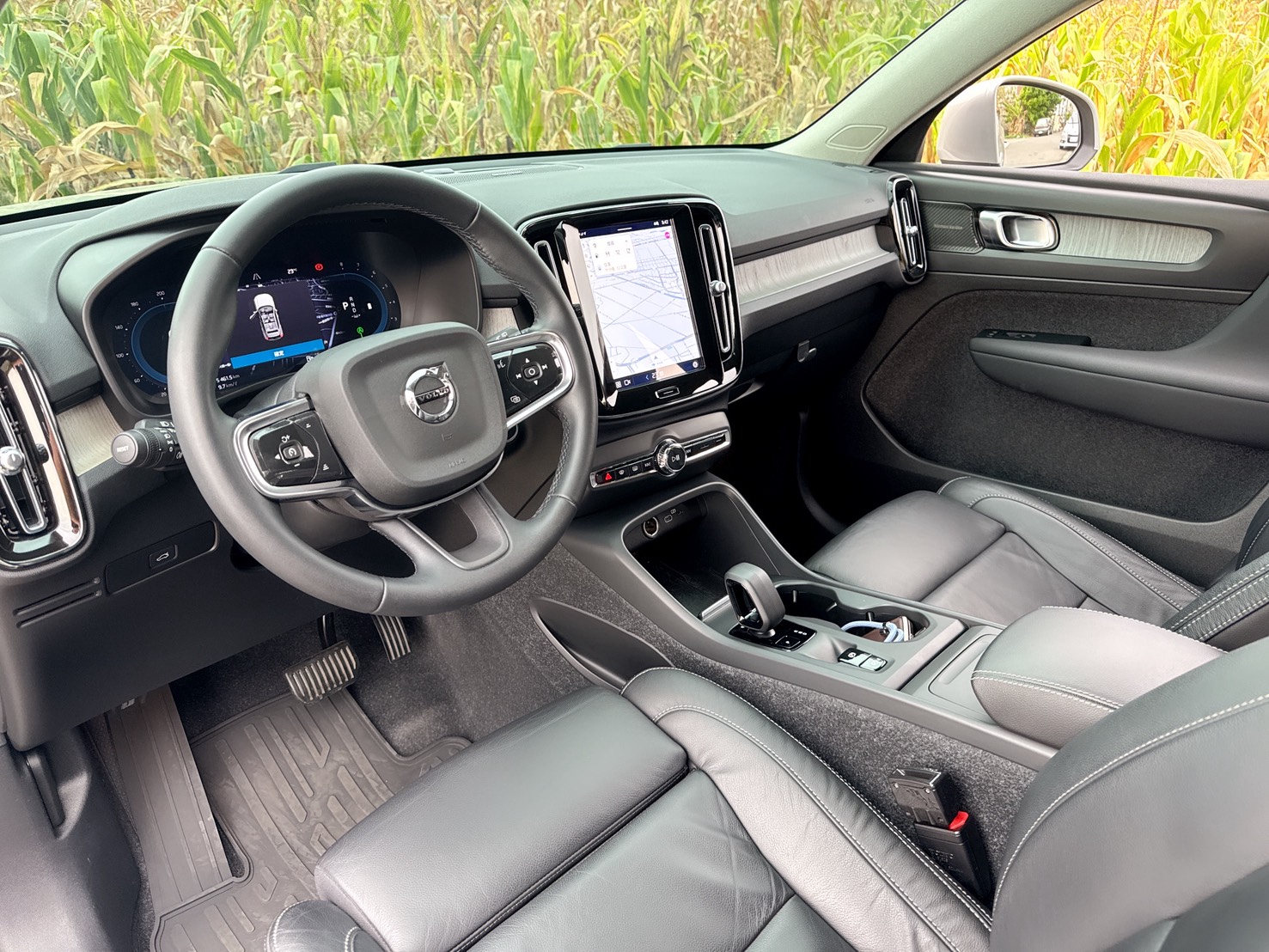 2022年 Volvo XC40 Plus B4  媲美全新車級的內外觀及車況  同級距唯一遠端更新OTA車機  影音娛樂夥伴兼具安全及科技  北歐都會誇界休旅車唯一首選  第10張相片