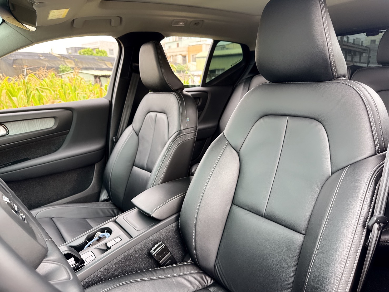 2022年 Volvo XC40 Plus B4  媲美全新車級的內外觀及車況  同級距唯一遠端更新OTA車機  影音娛樂夥伴兼具安全及科技  北歐都會誇界休旅車唯一首選  第11張相片