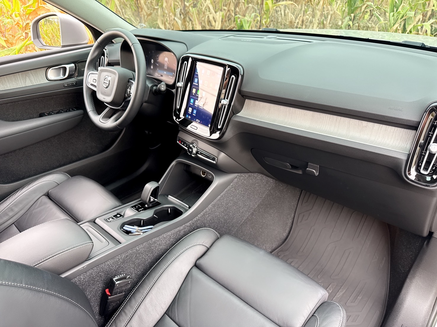 2022年 Volvo XC40 Plus B4  媲美全新車級的內外觀及車況  同級距唯一遠端更新OTA車機  影音娛樂夥伴兼具安全及科技  北歐都會誇界休旅車唯一首選  第14張相片