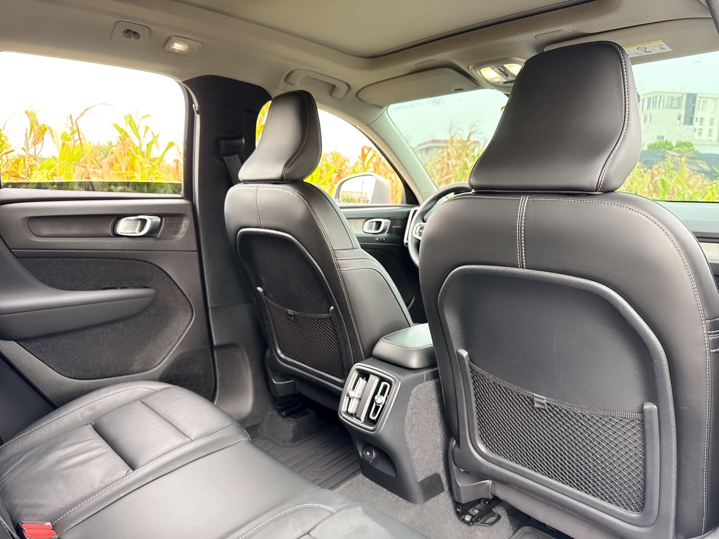 2022年 Volvo XC40 Plus B4  媲美全新車級的內外觀及車況  同級距唯一遠端更新OTA車機  影音娛樂夥伴兼具安全及科技  北歐都會誇界休旅車唯一首選  第16張相片