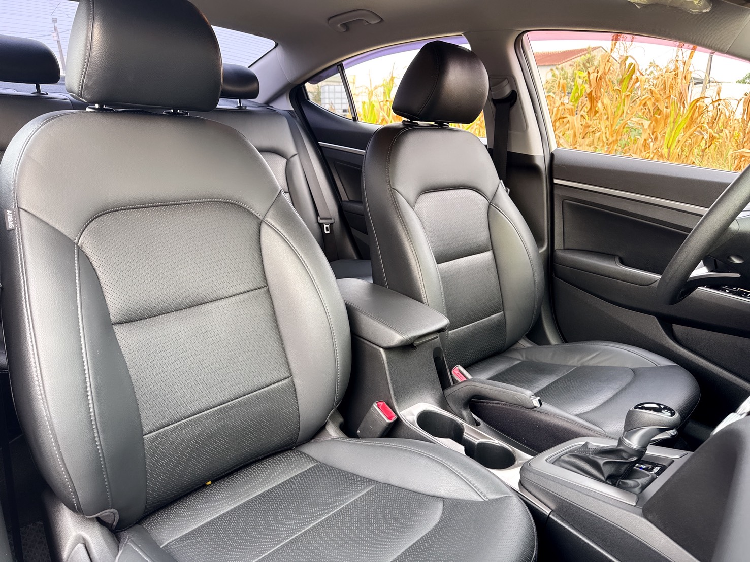 2020年 現代 ELANTRA 經典版  升級影音全配~里程保證~女用車  主被動安全配備齊全~內外車況佳  市場代步通勤優先最佳的平價選擇  第14張相片