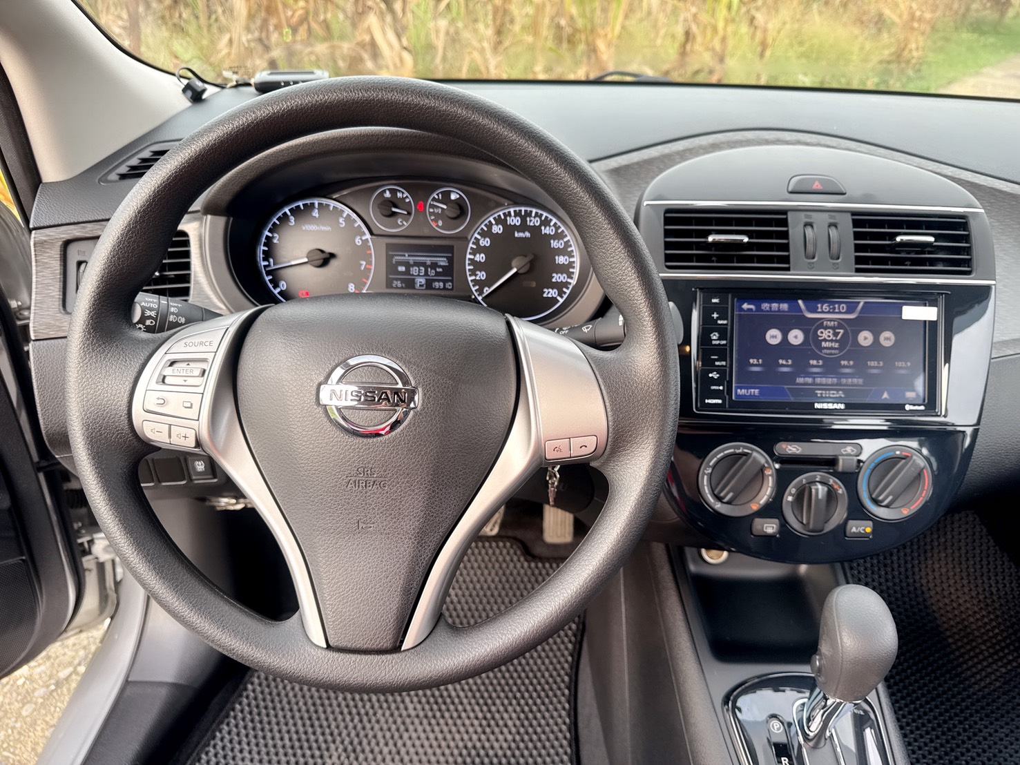 2018年 NISSAN TIIDA 豪華型  全車原鈑件~一手車~省油省稅  超低里程~年平均里程2500公里  魔術超大空間+小巧市區好停車  第7張相片