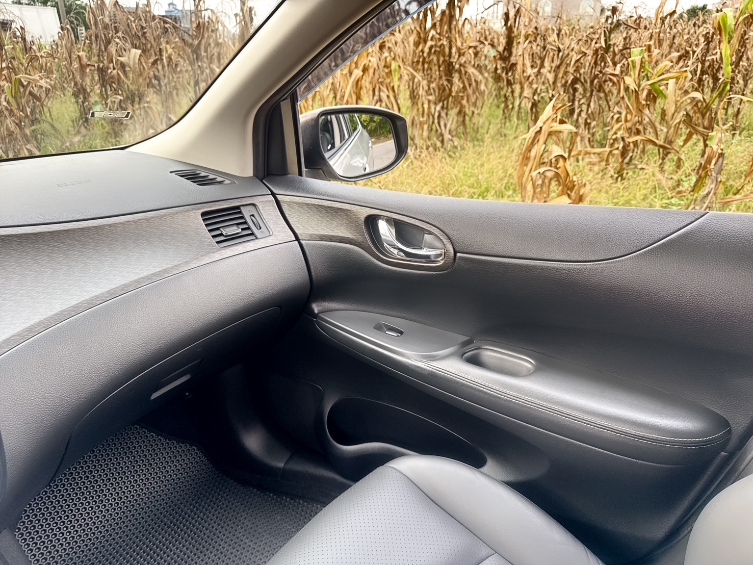 2018年 NISSAN TIIDA 豪華型  全車原鈑件~一手車~省油省稅  超低里程~年平均里程2500公里  魔術超大空間+小巧市區好停車  第9張相片