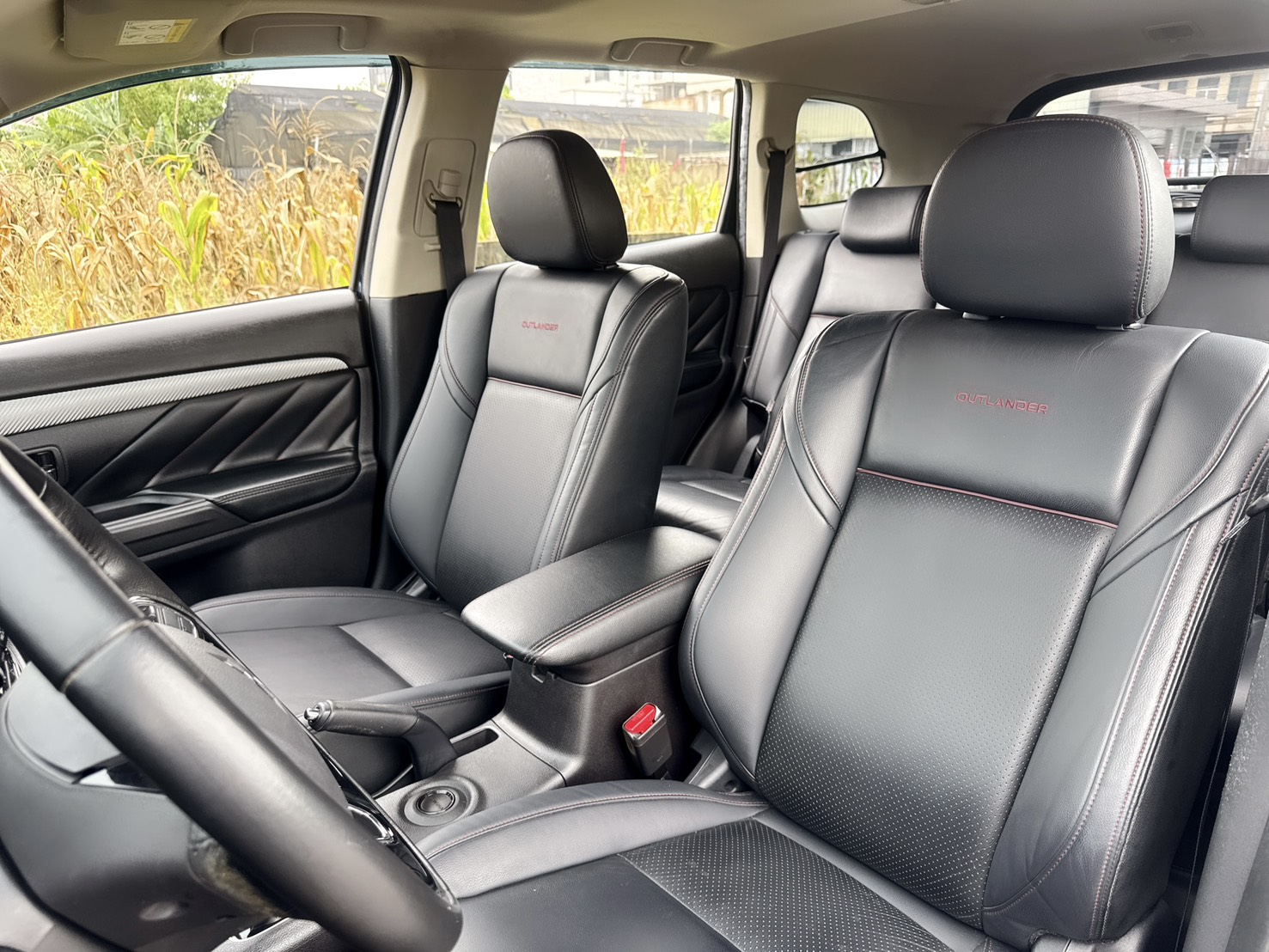 2017年 三菱 OUTLANDER 尊貴型  超低里程~年平均里程約9700公里  里程保證~一手車~原廠影音升級  同級車CP值最高SUV運動休旅車  第12張相片
