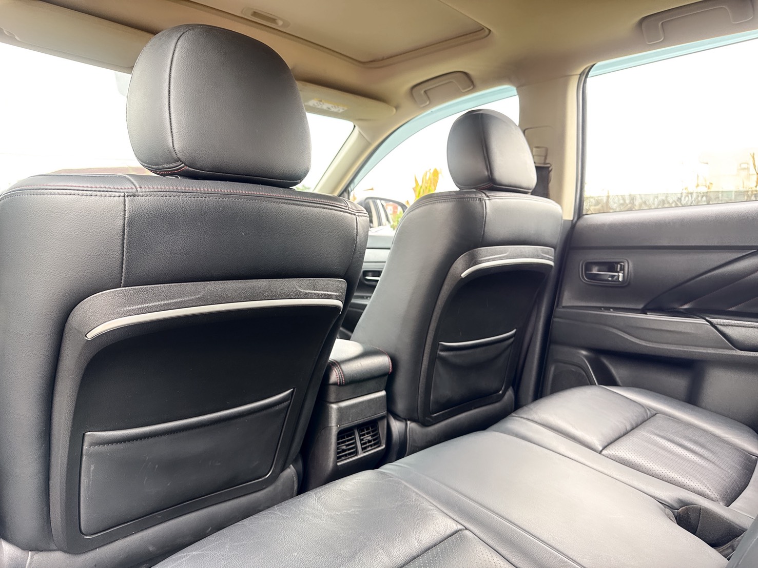 2017年 三菱 OUTLANDER 尊貴型  超低里程~年平均里程約9700公里  里程保證~一手車~原廠影音升級  同級車CP值最高SUV運動休旅車  第13張相片