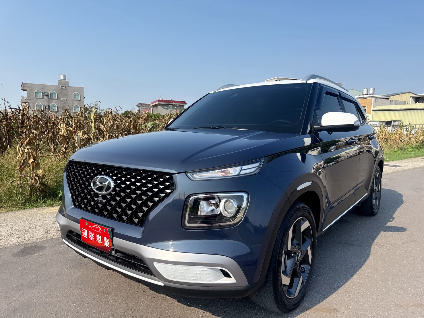 2022年 HYUNDAI VENUE GLB版  低里程+一手車+雙色套件+原版件  環景+盲點+車道偏離+Qi無線充電  韓系潮流典雅時尚都會跨界小休旅  第1張相片