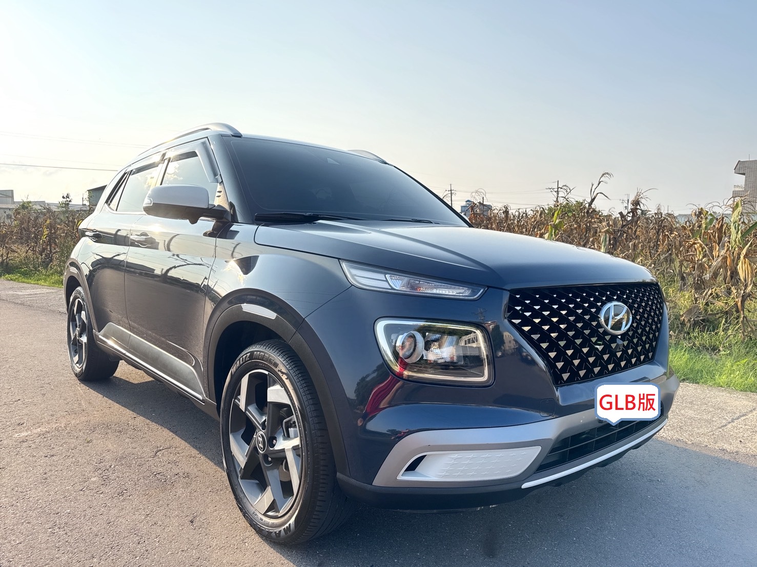 2022年 HYUNDAI VENUE GLB版  低里程+一手車+雙色套件+原版件  環景+盲點+車道偏離+Qi無線充電  韓系潮流典雅時尚都會跨界小休旅  第2張相片