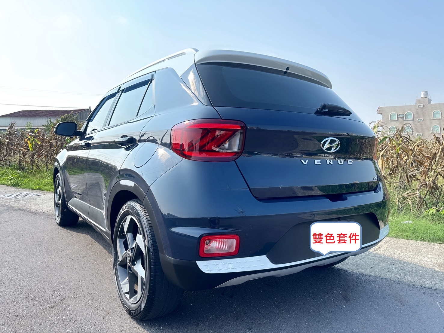 2022年 HYUNDAI VENUE GLB版  低里程+一手車+雙色套件+原版件  環景+盲點+車道偏離+Qi無線充電  韓系潮流典雅時尚都會跨界小休旅  第3張相片