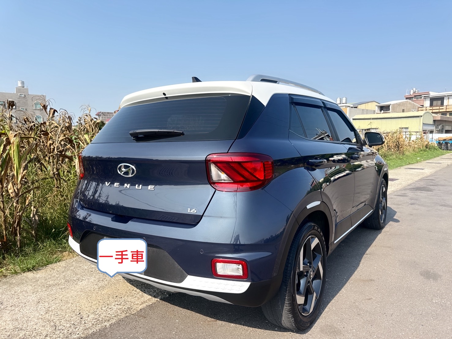 2022年 HYUNDAI VENUE GLB版  低里程+一手車+雙色套件+原版件  環景+盲點+車道偏離+Qi無線充電  韓系潮流典雅時尚都會跨界小休旅  第4張相片