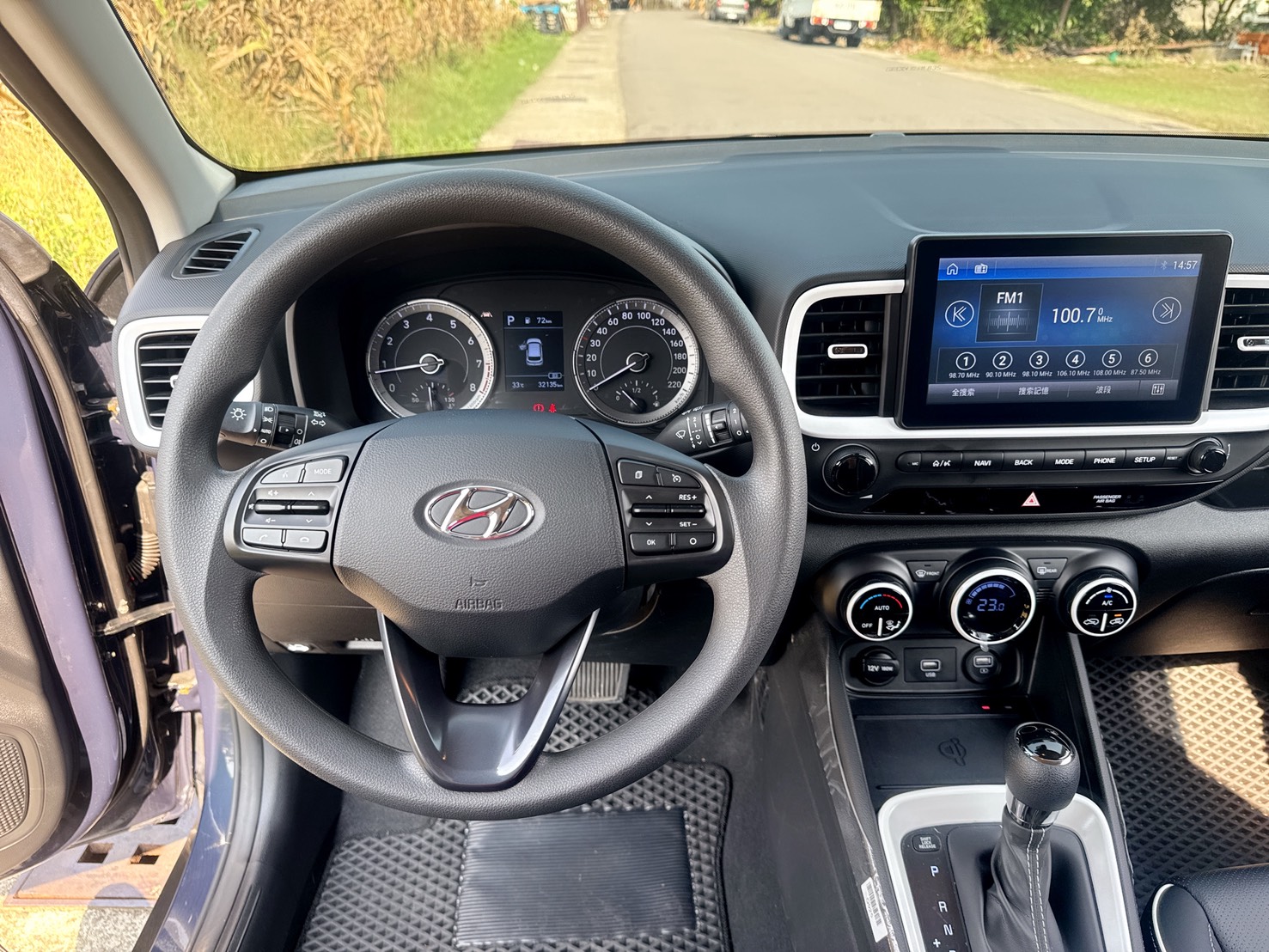 2022年 HYUNDAI VENUE GLB版  低里程+一手車+雙色套件+原版件  環景+盲點+車道偏離+Qi無線充電  韓系潮流典雅時尚都會跨界小休旅  第8張相片