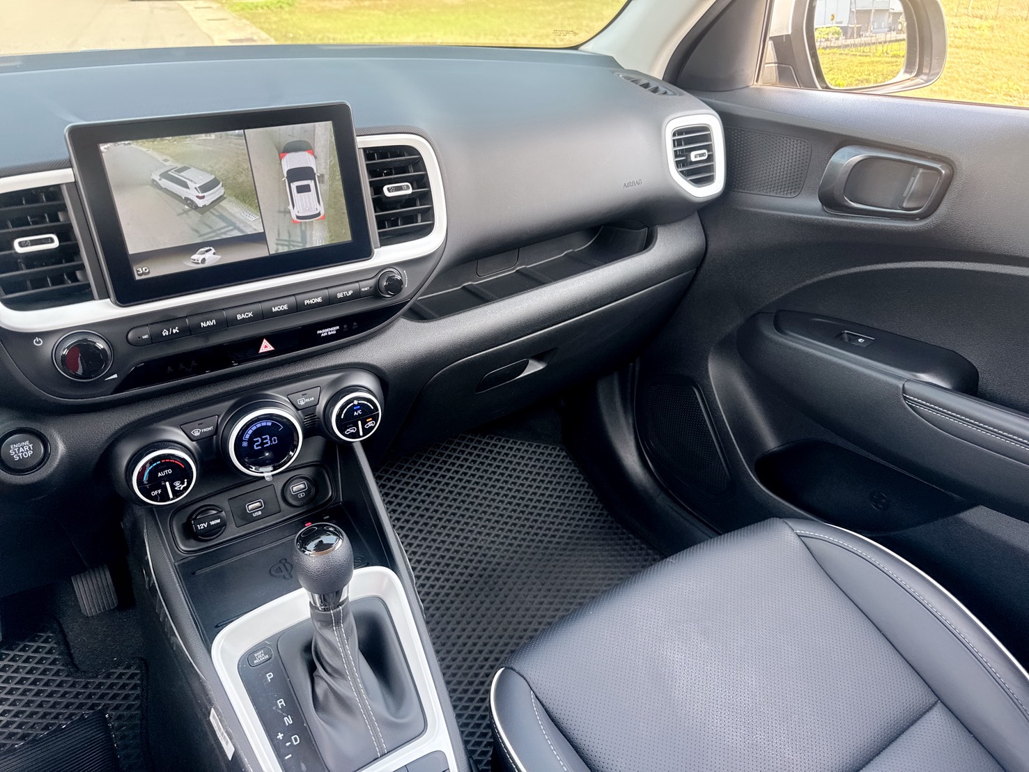 2022年 HYUNDAI VENUE GLB版  低里程+一手車+雙色套件+原版件  環景+盲點+車道偏離+Qi無線充電  韓系潮流典雅時尚都會跨界小休旅  第9張相片