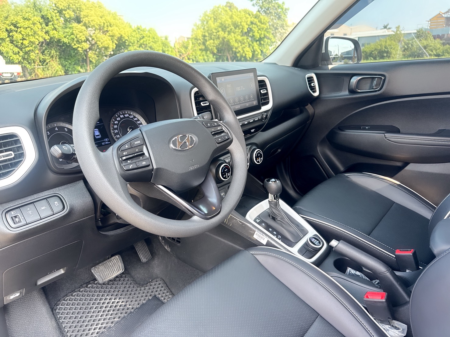 2022年 HYUNDAI VENUE GLB版  低里程+一手車+雙色套件+原版件  環景+盲點+車道偏離+Qi無線充電  韓系潮流典雅時尚都會跨界小休旅  第11張相片