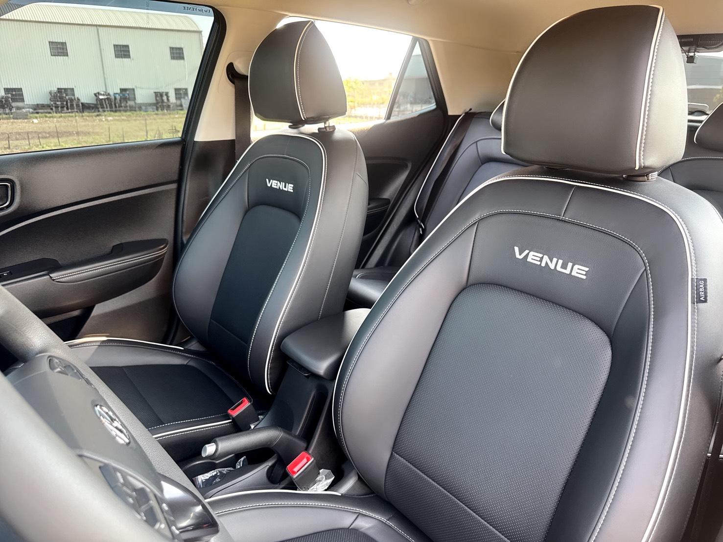 2022年 HYUNDAI VENUE GLB版  低里程+一手車+雙色套件+原版件  環景+盲點+車道偏離+Qi無線充電  韓系潮流典雅時尚都會跨界小休旅  第12張相片