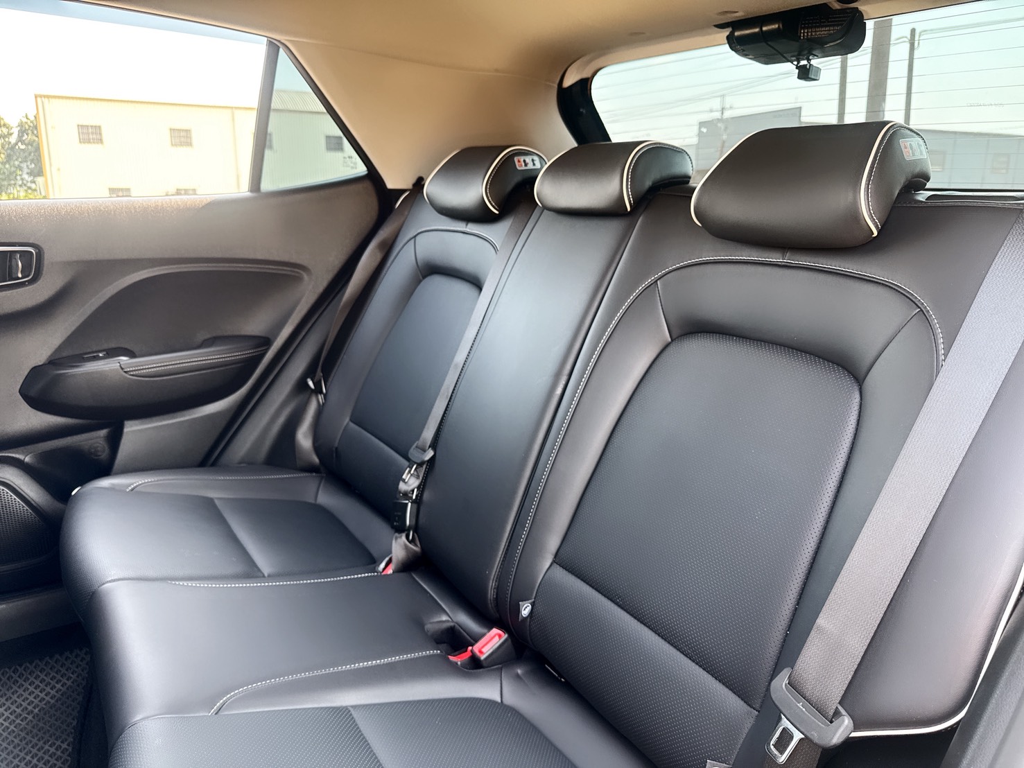 2022年 HYUNDAI VENUE GLB版  低里程+一手車+雙色套件+原版件  環景+盲點+車道偏離+Qi無線充電  韓系潮流典雅時尚都會跨界小休旅  第14張相片