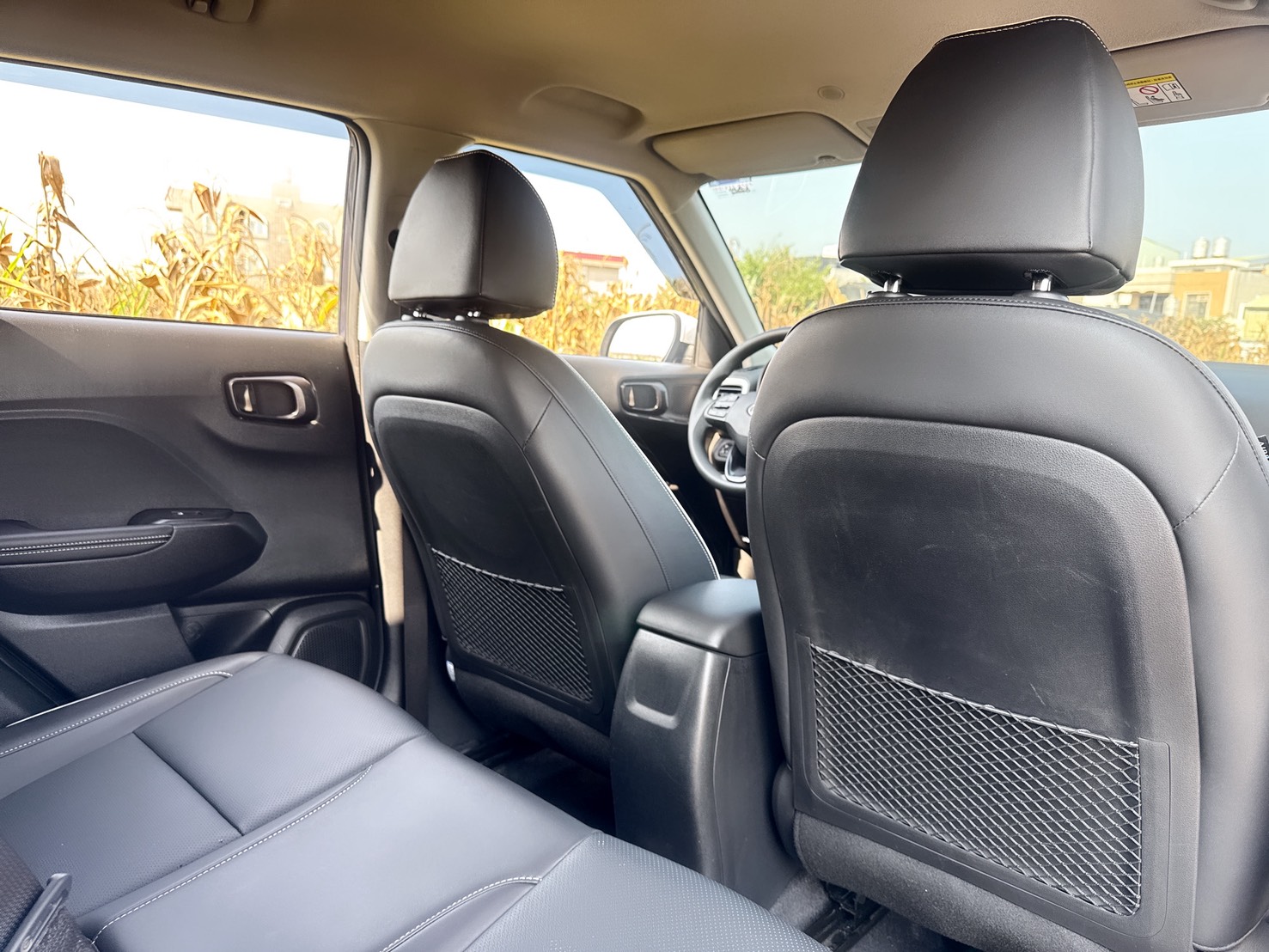 2022年 HYUNDAI VENUE GLB版  低里程+一手車+雙色套件+原版件  環景+盲點+車道偏離+Qi無線充電  韓系潮流典雅時尚都會跨界小休旅  第17張相片