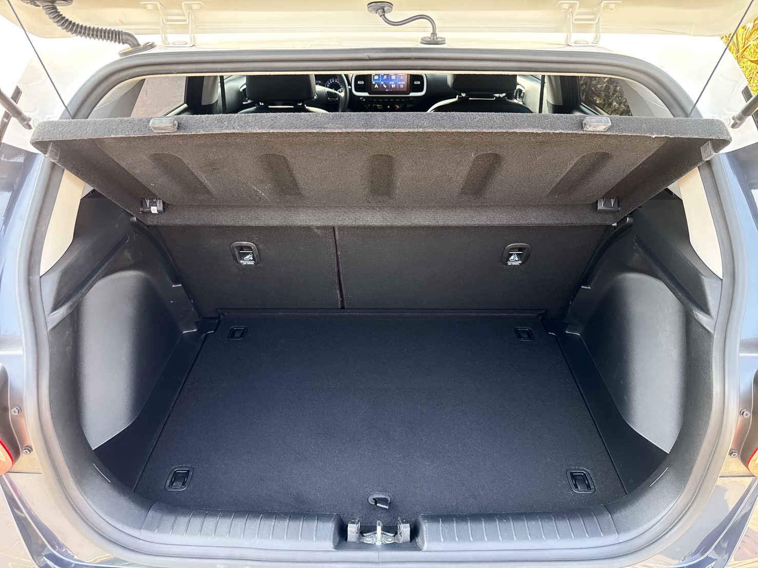 2022年 HYUNDAI VENUE GLB版  低里程+一手車+雙色套件+原版件  環景+盲點+車道偏離+Qi無線充電  韓系潮流典雅時尚都會跨界小休旅  第19張相片