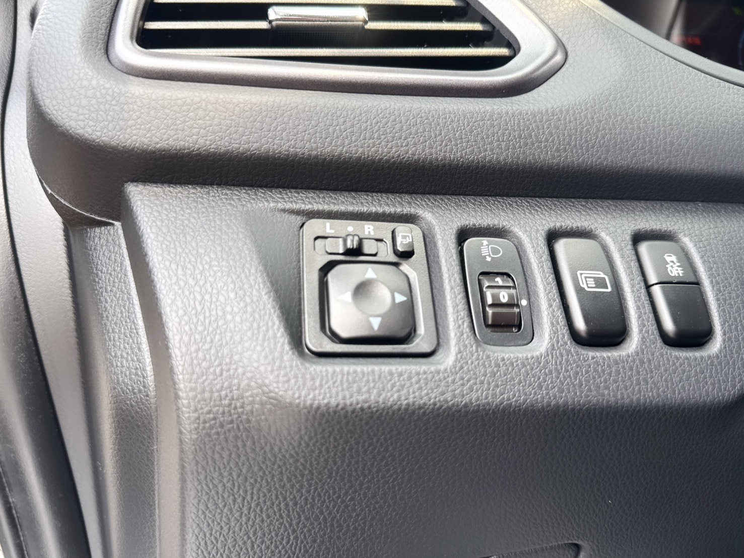 2023年 三菱 GRAND LANCER  經典車款~魅力型~原廠保固中  安全+科技+動感+性能一應俱全  車身流線外型+熱血帥氣車款首選  第6張相片