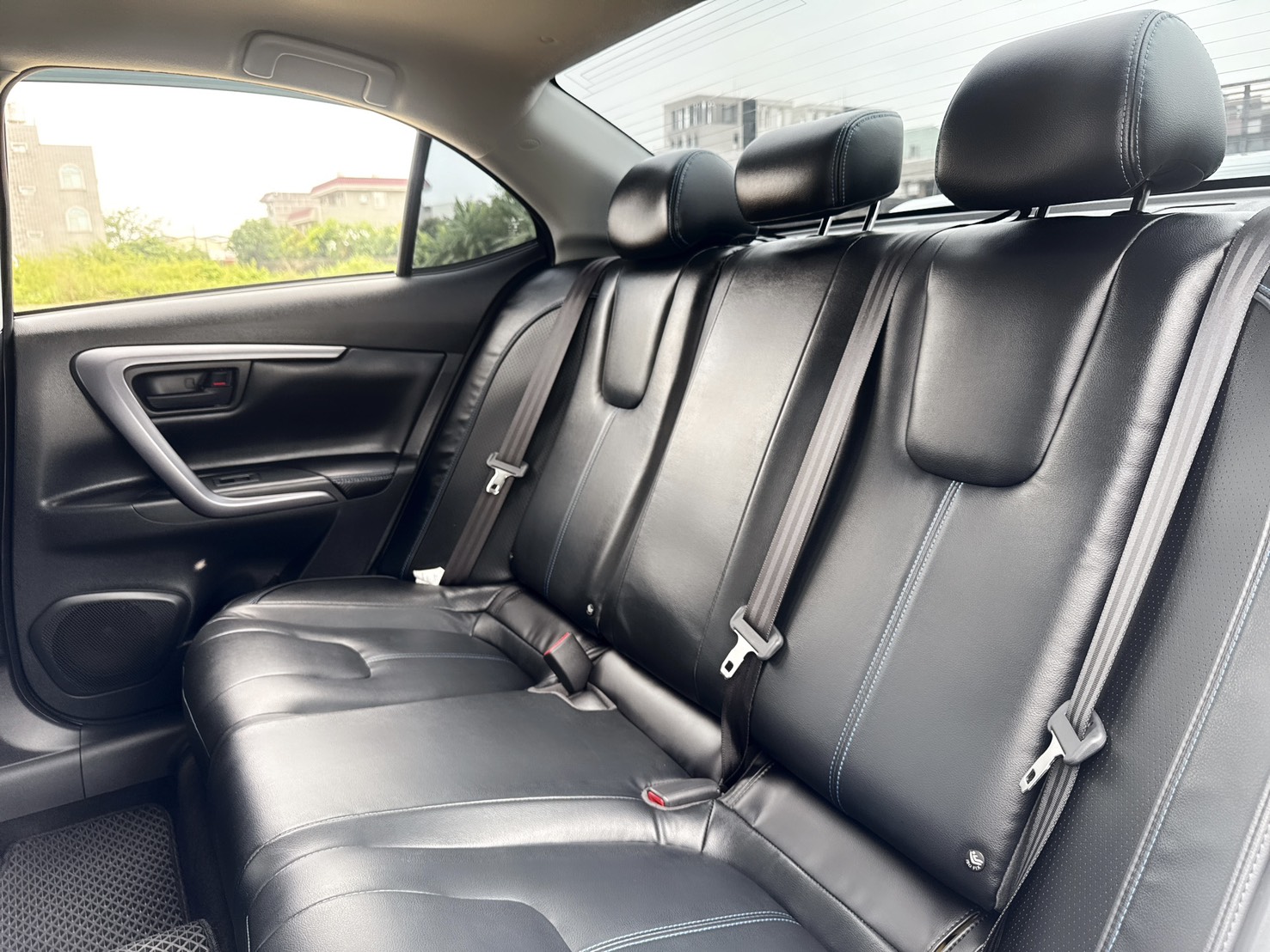 2023年 三菱 GRAND LANCER  經典車款~魅力型~原廠保固中  安全+科技+動感+性能一應俱全  車身流線外型+熱血帥氣車款首選  第14張相片