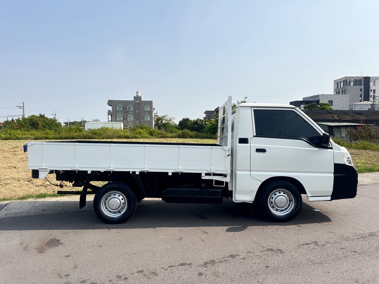 2023年 三菱 得利卡貨車 自排  全新框式木床+內外車況極佳  足有力+真耐操+載貨空間大  第6張相片