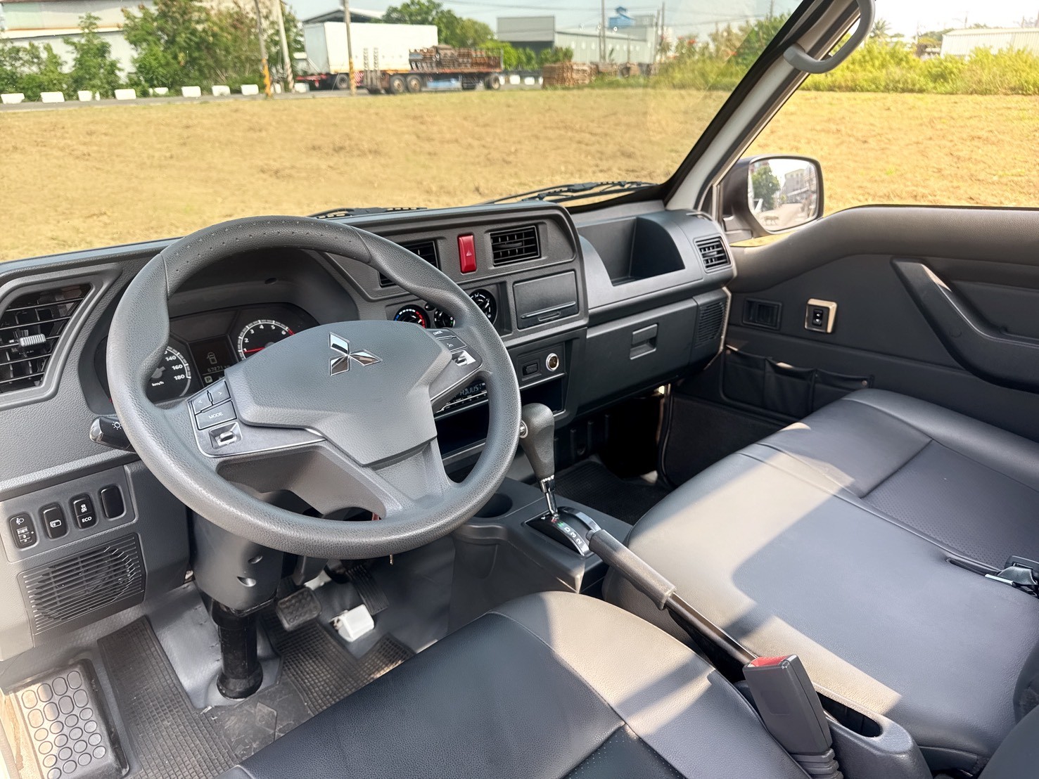 2023年 三菱 得利卡貨車 自排  全新框式木床+內外車況極佳  足有力+真耐操+載貨空間大  第12張相片