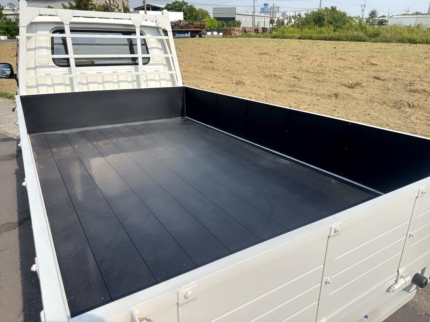 2023年 三菱 得利卡貨車 自排  全新框式木床+內外車況極佳  足有力+真耐操+載貨空間大  第15張相片