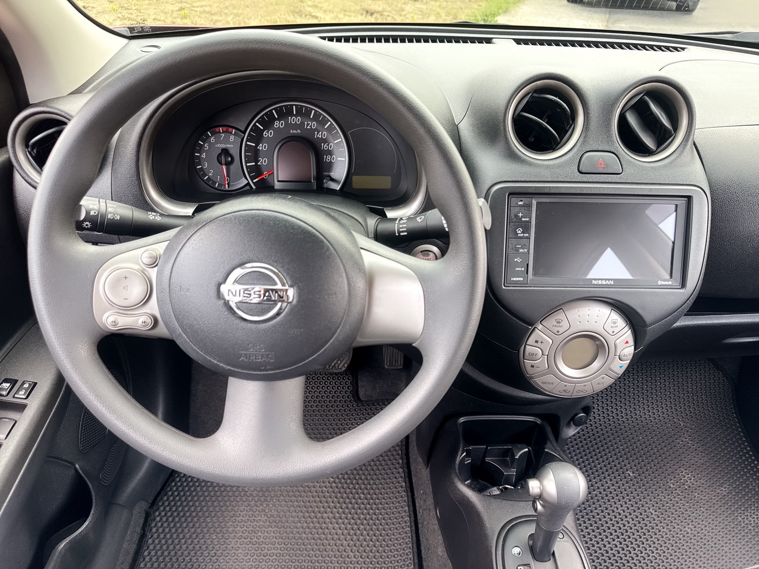 2018年 Nissan March 1.5 旗艦版  一手車 超低里程 年均約6900公里  頂級配備 同級車最小迴轉半徑4.5m  前衛可愛外觀兼具個性奇幻魅力小車  第7張相片