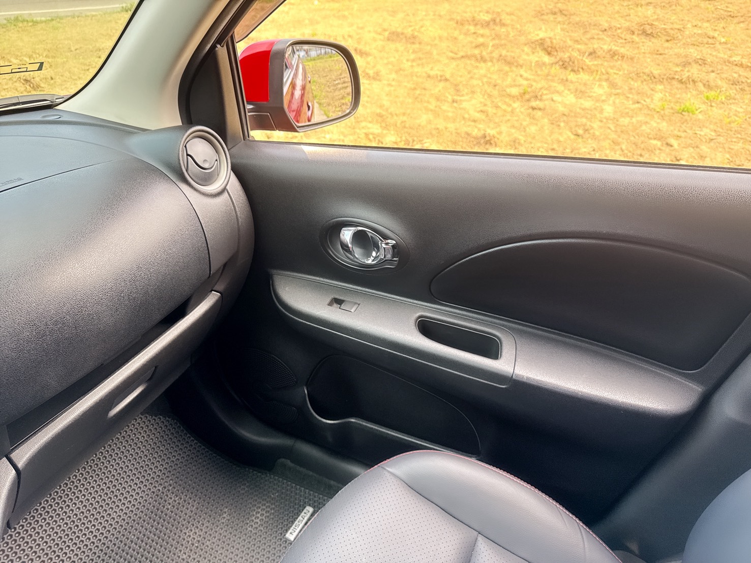 2018年 Nissan March 1.5 旗艦版  一手車 超低里程 年均約6900公里  頂級配備 同級車最小迴轉半徑4.5m  前衛可愛外觀兼具個性奇幻魅力小車  第9張相片