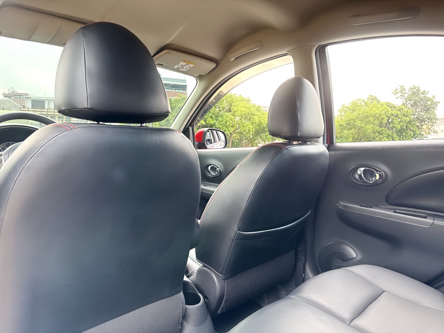 2018年 Nissan March 1.5 旗艦版  一手車 超低里程 年均約6900公里  頂級配備 同級車最小迴轉半徑4.5m  前衛可愛外觀兼具個性奇幻魅力小車  第12張相片