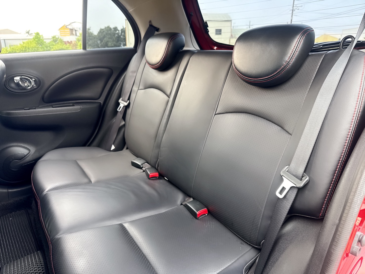 2018年 Nissan March 1.5 旗艦版  一手車 超低里程 年均約6900公里  頂級配備 同級車最小迴轉半徑4.5m  前衛可愛外觀兼具個性奇幻魅力小車  第13張相片