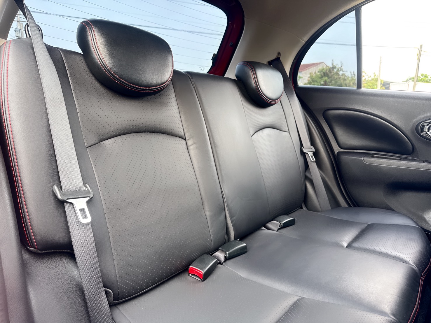 2018年 Nissan March 1.5 旗艦版  一手車 超低里程 年均約6900公里  頂級配備 同級車最小迴轉半徑4.5m  前衛可愛外觀兼具個性奇幻魅力小車  第17張相片