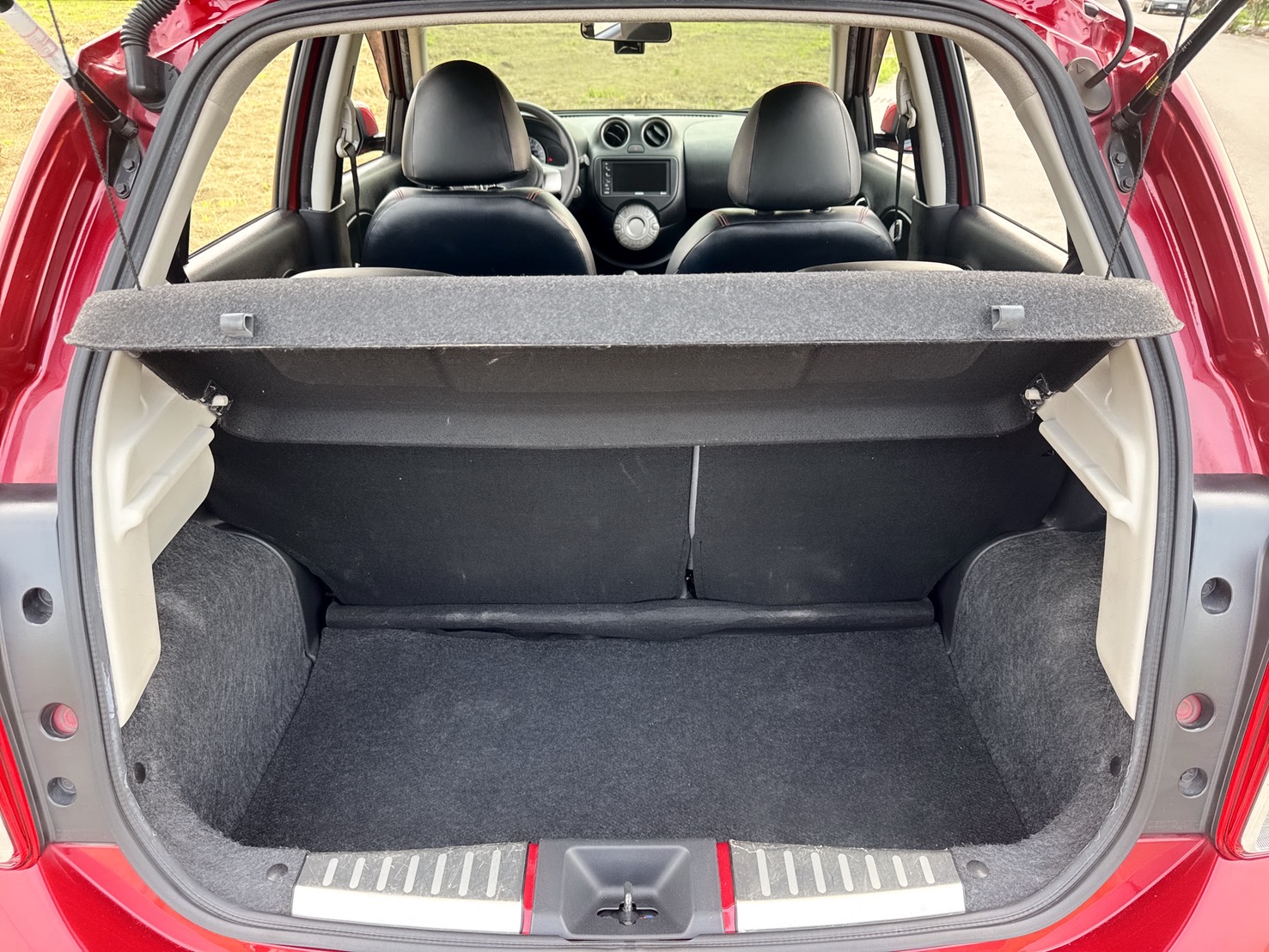 2018年 Nissan March 1.5 旗艦版  一手車 超低里程 年均約6900公里  頂級配備 同級車最小迴轉半徑4.5m  前衛可愛外觀兼具個性奇幻魅力小車  第18張相片