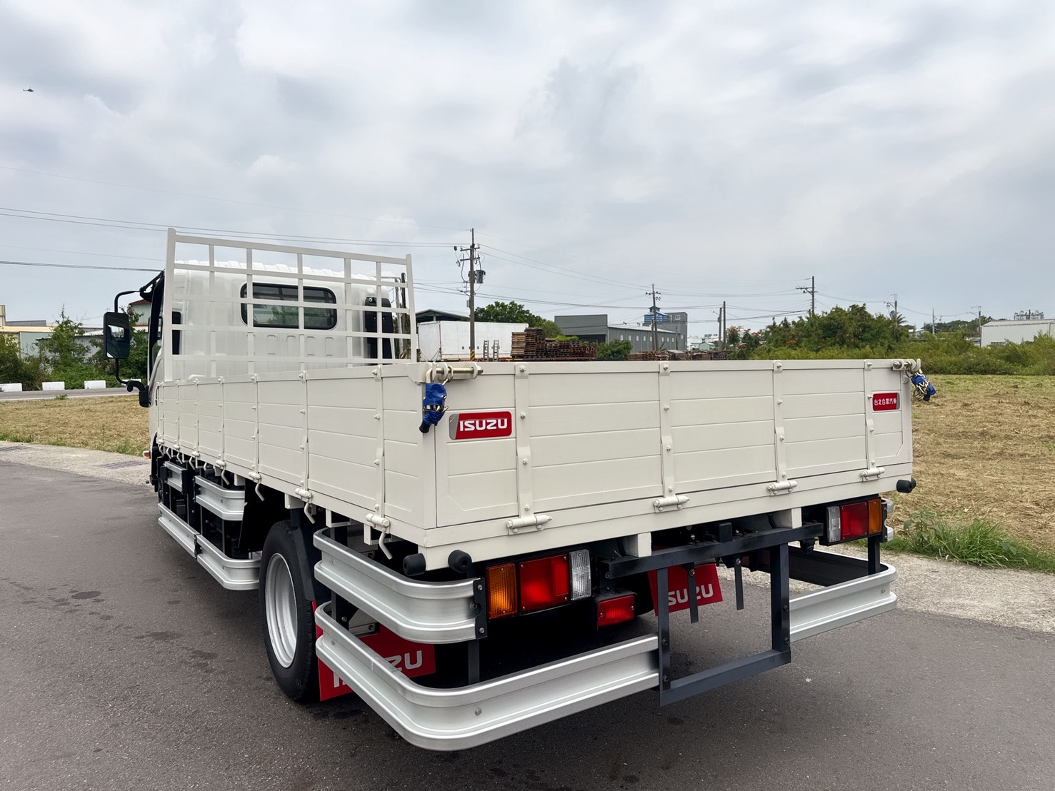 2024年 ISUZU NLR 超長軸13.8呎  日本原裝進口~高頂車室豪華座艙  唯一雙鏡頭ADAS立體影像監測系統  總重正5噸~全新車~四鏡頭視野輔助  第3張相片